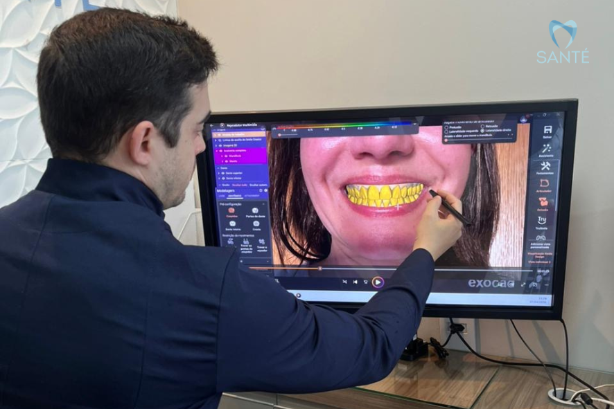 Dentista em Belo Horizonte realizando planejamento digital de prótese protocolo em monitor, mostrando a simulação 3D do novo sorriso.