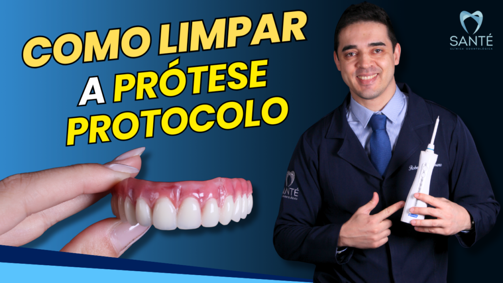 Dentista da Santé aponta para irrigador oral ao lado de texto explicativo sobre limpeza de prótese protocolo em Belo Horizonte