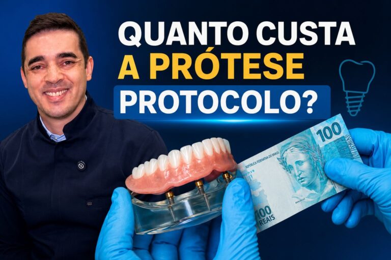 Dentista sorri ao lado de mãos com luvas segurando uma nota de cem reais e prótese protocolo na clínica Santé de Belo Horizonte